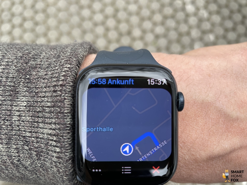 Man sieht die Navigationsfunktion auf der Apple Watch.